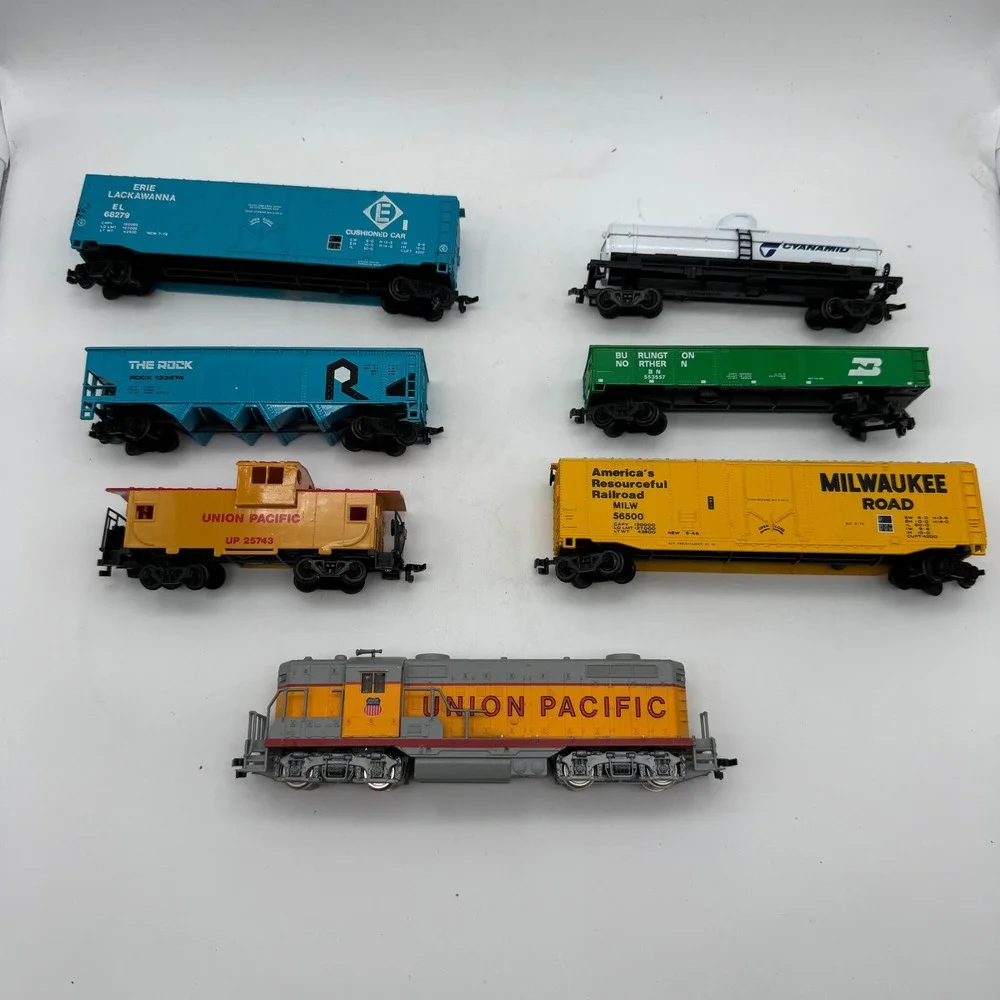 HO Scale Model Train Lot Union Pacific Diesel Locomotive Freight Cars 7pc Set